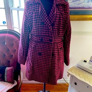 Black/Pink Large Houndstooth Jacket EUC. belted waist, Decorative inset pockets.